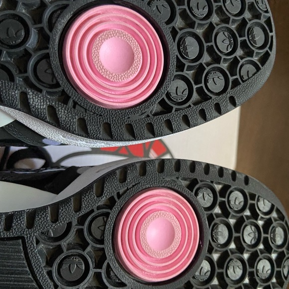 Adidas Hello Kitty Women’s Forum Low - Picture 5 of 8